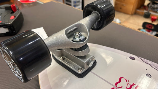 Carver Purple Haze 28 C5 surfskate C5 truck close-up
