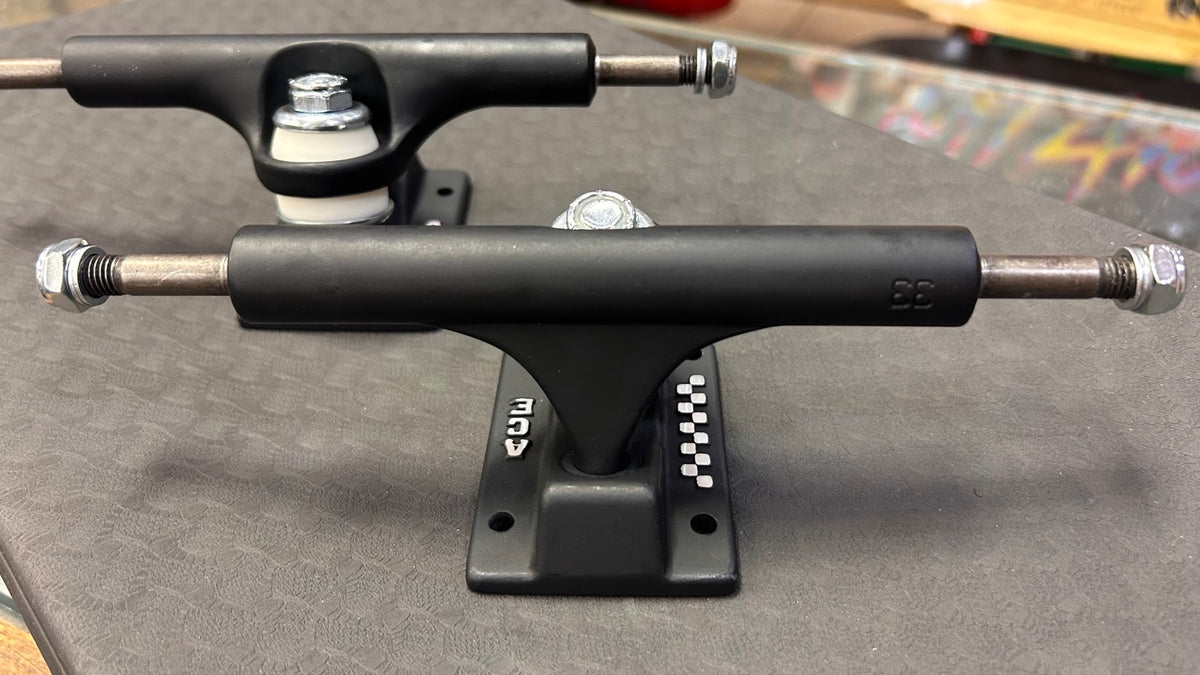 Ace Classic 33 matte black skateboard truck - detail view