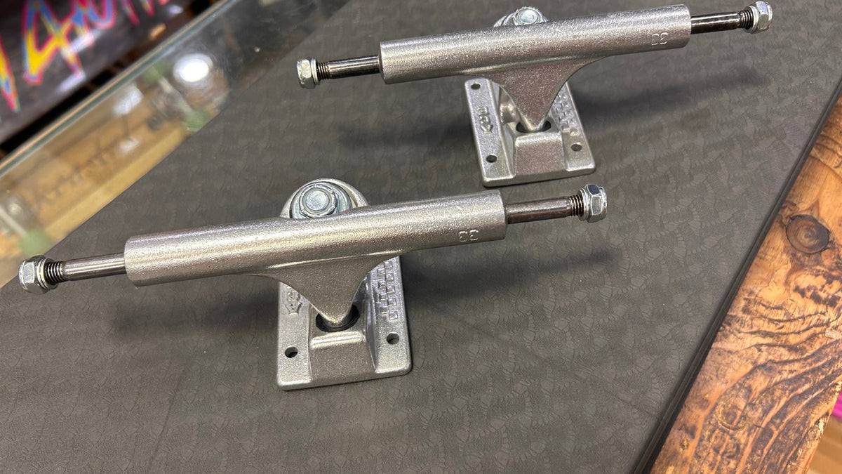 Ace Classic 33 Polished skateboard trucks - side view