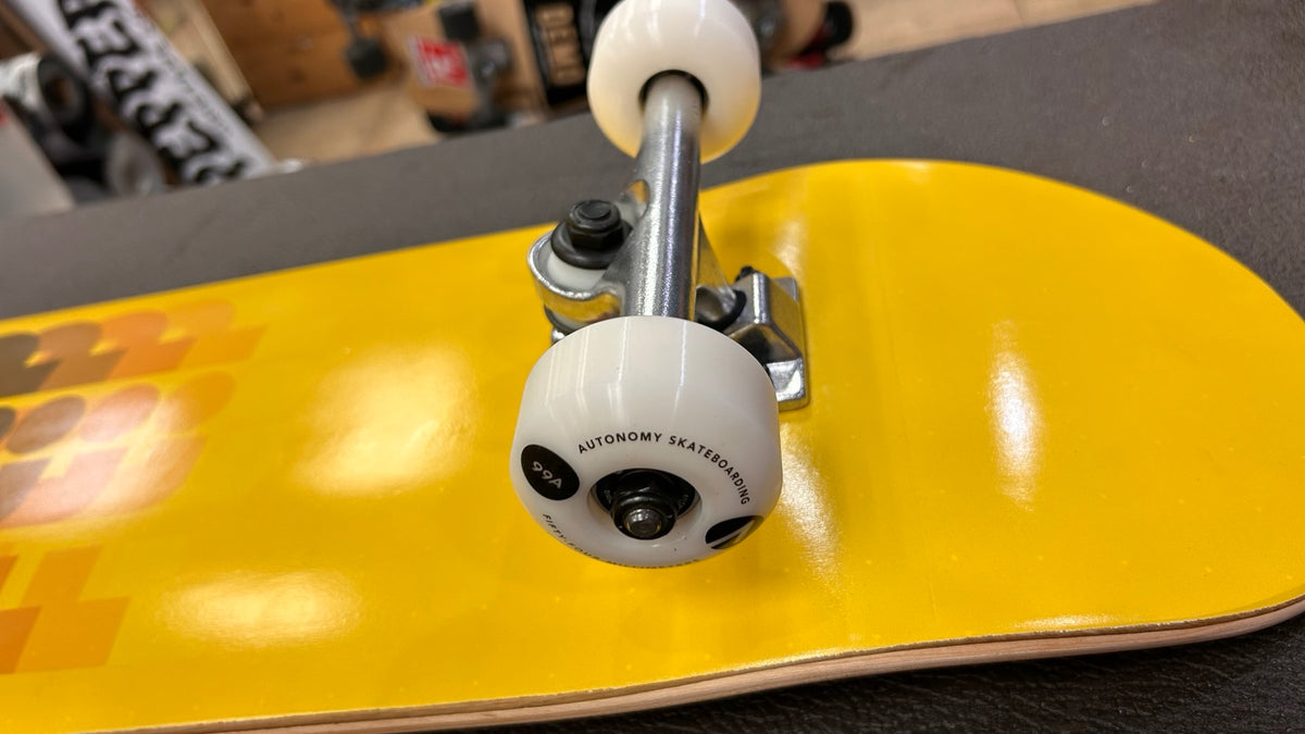 Flip complete skateboard Autonomy 99A wheels
