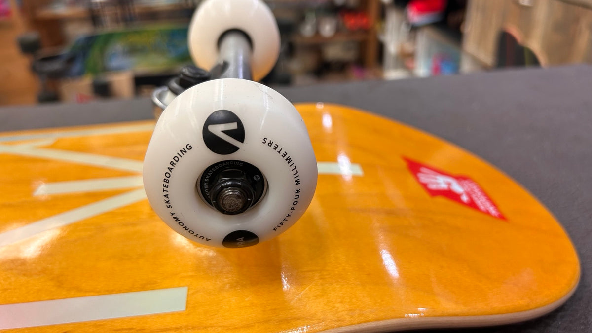 High Five orange complete skateboard – Autonomy 54mm wheel close-up